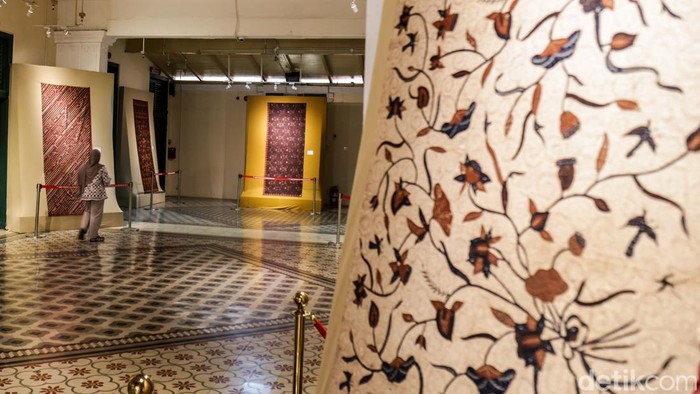 Pameran batik bertajuk “Jejak Keindahan: Batik Kudus, Demak, dan Banyumas” digelar di Museum Tekstil, Jakarta, bertepatan dengan peringatan Hari Batik Nasional 2026. Pameran ini menghadirkan beragam karya batik dari tiga daerah di Jawa Tengah.