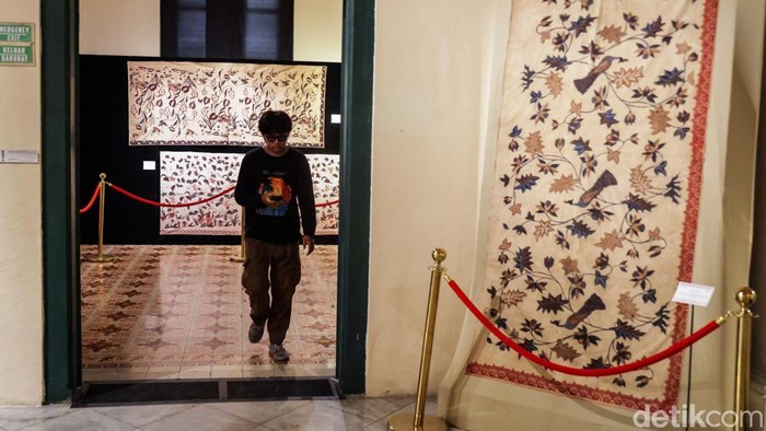 Pameran batik bertajuk “Jejak Keindahan: Batik Kudus, Demak, dan Banyumas” digelar di Museum Tekstil, Jakarta, bertepatan dengan peringatan Hari Batik Nasional 2026. Pameran ini menghadirkan beragam karya batik dari tiga daerah di Jawa Tengah.