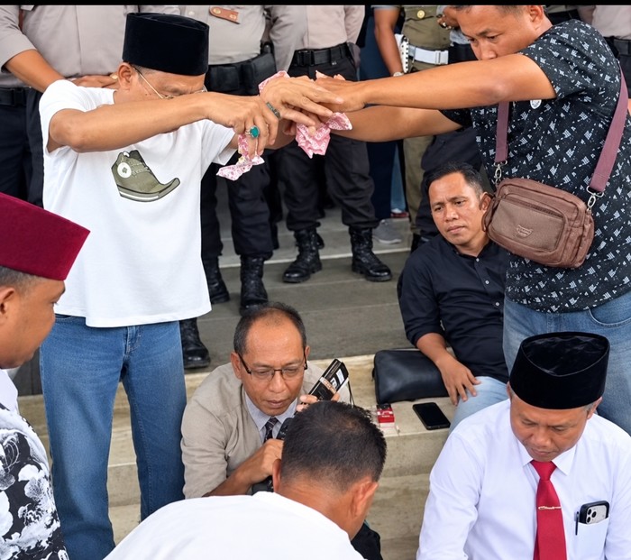 Warga menaburi uang Kadinkes Pamekasan dr Saifudin (memegang telepon)