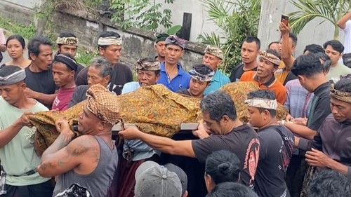 Jenazah I Gede Selamet tiba di rumah duka, Banjar Dinas Susut, Desa Muncan, Kecamatan Selat, Karangasem, Jumat (2/10/2026). Selamet meninggal di RSUP Prof Ngoerah, Denpasar, setelah dibakar bosnya. (Dok. Kades Muncan I Wayan Tunas)