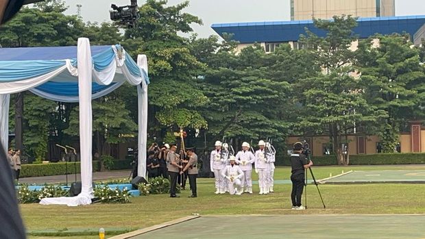 Jenderal Sigit serahkan panji Tribrata ke Kapolri Jenderal Suyudi (Rumondang/detikcom)
