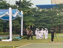 Jenderal Listyo Sigit Serahkan Panji Tribrata ke Kapolri Jenderal Suyudi