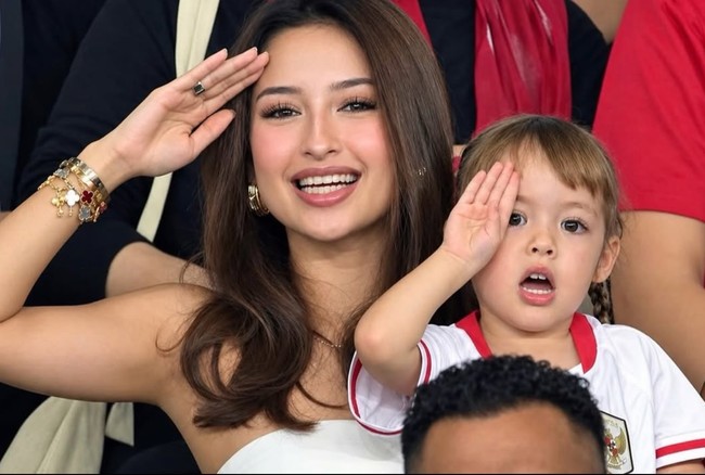 Jennifer Coppen hadir bersama putrinya, Kamari, untuk menonton langsung final FIFA ASEAN Cup 2026. Keduanya hadir untuk memberi dukungan bagi Justin Hubner, Timnas Indonesia yang bertanding melawan Bangladesh. Foto: Instagram/@jenniferhubner