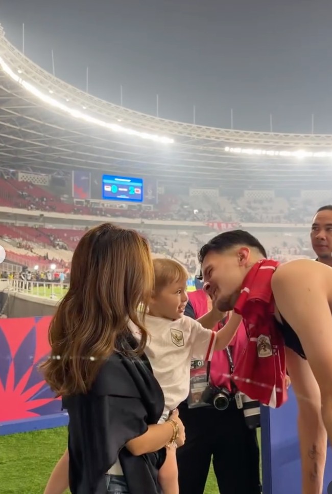 Jennifer tampil simpel kenakan inner putih dipadukan outer hitam. Sementara Kamari terlhat menggemaskan kenakan jersey merah-putih. Foto: Instagram/@jenniferhubner