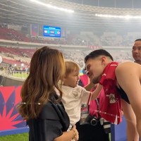 Jennifer tampil simpel kenakan inner putih dipadukan outer hitam. Sementara Kamari terlhat menggemaskan kenakan jersey merah-putih. Foto: Instagram/@jenniferhubner
