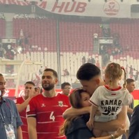 Setelah pertandingan, Jennifer dan Kamari langsung berlari menghampiri Justin. Justin pun langsung memeluk istri dan anaknya tersebut. Foto: Instagram/@jenniferhubner