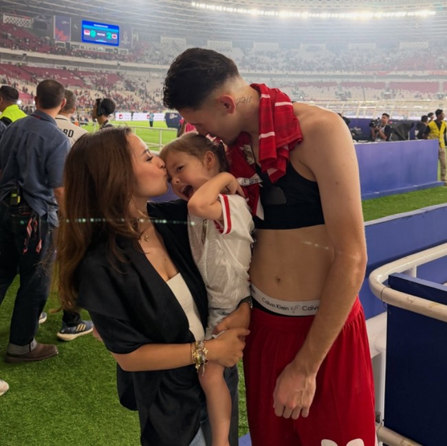 Gaya Jennifer Coppen Dukung Justin Hubner yang Cetak Gol di ASEAN Cup 2026
