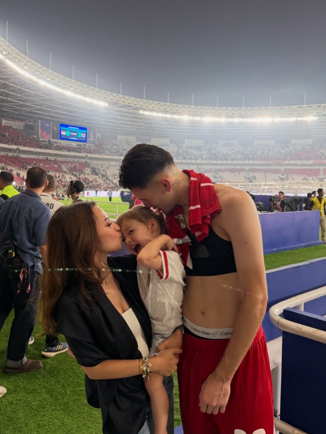 Gaya Jennifer Coppen Dukung Justin Hubner yang Cetak Gol di ASEAN Cup 2026