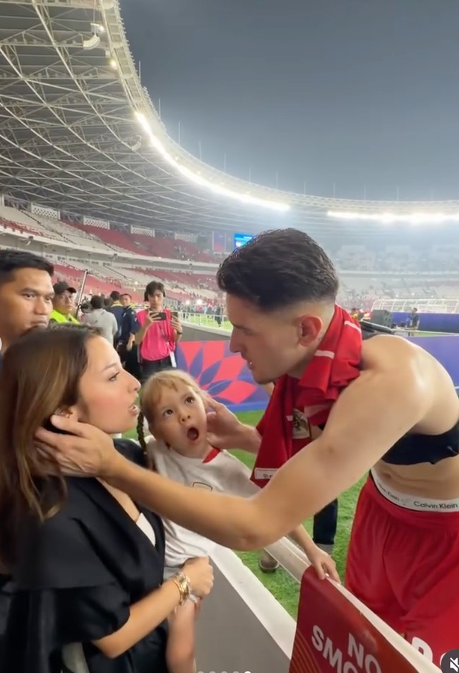 Sebagai istri yang suportif, Jennifer memang tak pernah absen menonton langsung saat suaminya bertanding. Ia selalu kompak dengan sang putri, Kamari, yang selalu ikut menemani. Foto: Instagram/@jenniferhubner