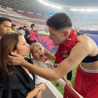 Sebagai istri yang suportif, Jennifer memang tak pernah absen menonton langsung saat suaminya bertanding. Ia selalu kompak dengan sang putri, Kamari, yang selalu ikut menemani. Foto: Instagram/@jenniferhubner