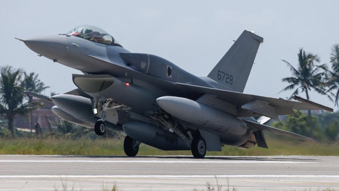 Jet tempur F-16V buatan AS mendarat di pangkalan udara Taiwan pada Jumat (2/10) waktu setempat (REUTERS/Ann Wang)
