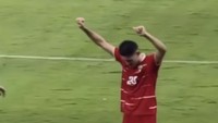 Usai mencetak gol, Justin Hubner, terlihat berjoget. Ia mengatakan golnya dipersembahkan untuk anaknya, Kamari.  Foto: dok threads jennifer Coppen