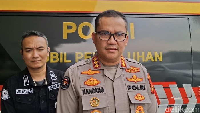 Kabid Humas Polda Sumsel Kombes Nandang Mukmin Wijaya didampingi Kasatgas Humas Ops Sikat Musi Kompol I Putu Suryawan