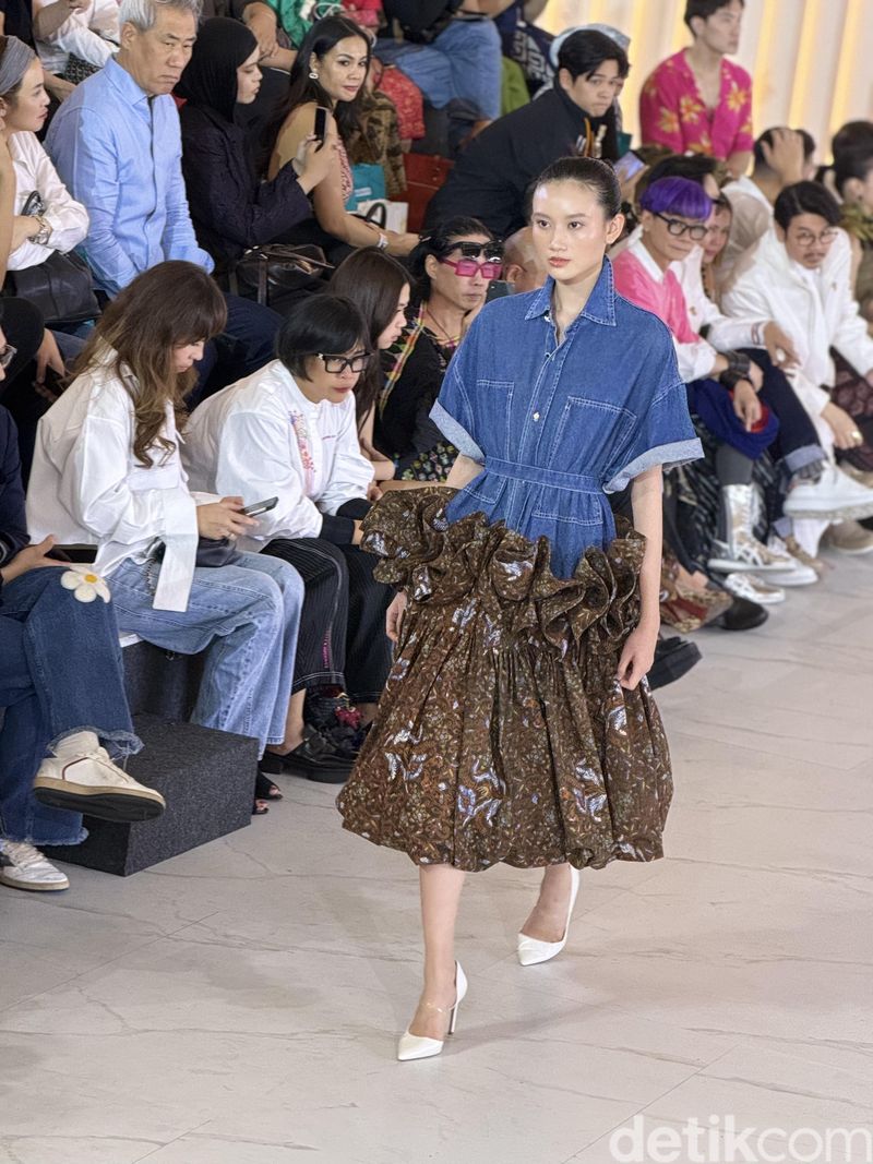 Desainer IPMI mempersembahkan Kanvas Budaya Satu Napas di Fashion Nation 2026. Mereka membuat baju dari Batik Kudus yang dipadukan dengan denim.