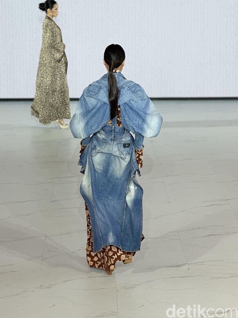 Desainer IPMI mempersembahkan Kanvas Budaya Satu Napas di Fashion Nation 2026. Mereka membuat baju dari Batik Kudus yang dipadukan dengan denim.