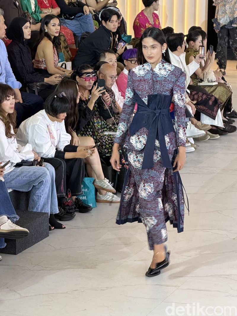 Desainer IPMI mempersembahkan Kanvas Budaya Satu Napas di Fashion Nation 2026. Mereka membuat baju dari Batik Kudus yang dipadukan dengan denim.