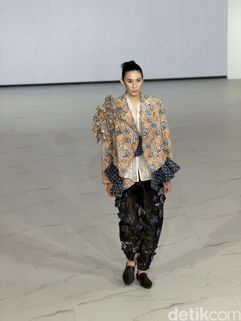Desainer IPMI mempersembahkan Kanvas Budaya Satu Napas di Fashion Nation 2026. Mereka membuat baju dari Batik Kudus yang dipadukan dengan denim.