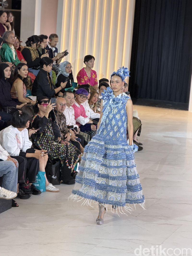 Desainer IPMI mempersembahkan Kanvas Budaya Satu Napas di Fashion Nation 2026. Mereka membuat baju dari Batik Kudus yang dipadukan dengan denim.