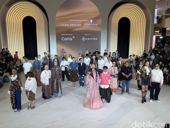 Desainer IPMI mempersembahkan Kanvas Budaya Satu Napas di Fashion Nation 2026. Mereka membuat baju dari Batik Kudus yang dipadukan dengan denim.