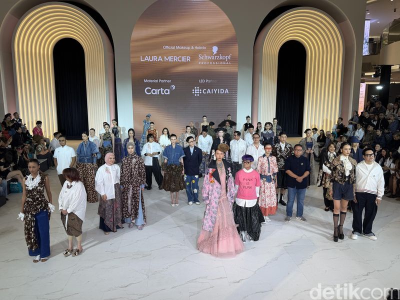 Desainer IPMI mempersembahkan Kanvas Budaya Satu Napas di Fashion Nation 2026. Mereka membuat baju dari Batik Kudus yang dipadukan dengan denim.