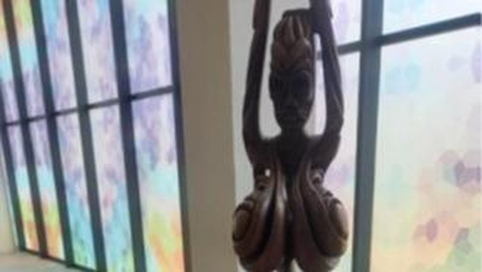 Karya pahat milik Junian Akbar Avero, saat dipajang di Tahir Solo Museum.