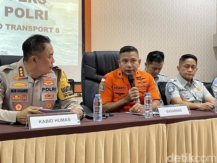 Kasi Ops Basarnas Banjarmasin Arianto saat jumpa pers pencarian korban KM Virgo, Jumat (2/10/2026).
