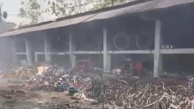 Penampakan toko sepeda yang terbakar di Budegan 2, Piyaman, Wonosari, Gunungkidul, Jumat (2/10/2026).