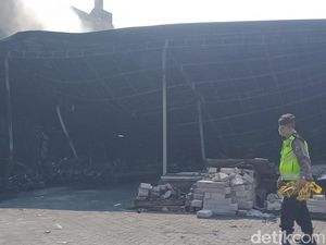 Kondisi Toko Trans Home Sleman Hari Ini, Asap Masih Mengepul