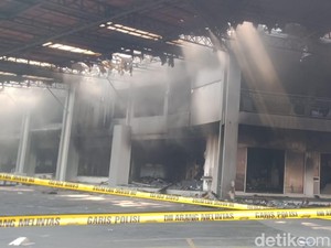 Garis Polisi Dipasang di Toko Trans Home Sleman Usai Terbakar