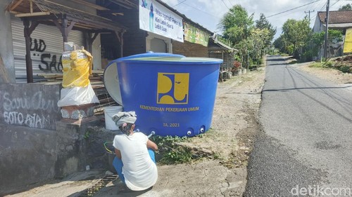 Warga saat mengambil air bersih pada bak penampungan air bersih di Lingkungan Pangkung Gayung, Kelurahan Baler Bale Agung, Kecamatan Negara, Kabupaten Jembrana, Jumat (2/10/2026).