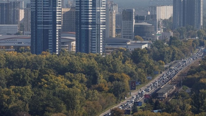 Kemacetan lalu lintas terjadi di Kyiv imbas penutupan jembatan utama yang dihantam serangan drone Rusia (REUTERS/Gleb Garanich) 