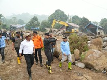 Tinjau Banjir Bandang Solok, Wamendagri Pastikan Dukungan Darurat