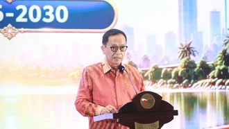 OJK Respons Isu BCA Mau Dicaplok Haji Isam