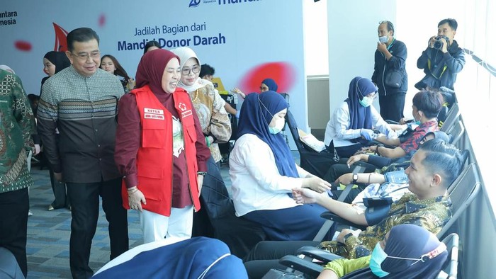 Ketua PMI Kota Palembang, Dewi Sastrani Ratu Dewa saat melihat kegiatan donor darah