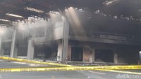 Komandan Regu 3 Damkar Klaten, Abdul Wahid mengatakan api berkobar cukup lama karena di dalam bangunan terdapat banyak barang yang mudah terbakar. Untuk lantai satu dan dua habis, untuk lantai tiga belum bisa sepenuhnya mengakses, katanya.