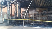 Beberapa bagian toko nampak ludes terbakar. Diketahui, dalam kebakaran ini menewaskan 2 korban dan tercatat 100 motor terbakar.