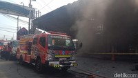 Beberapa mobil damkar juga masih terlihat di lokasi. Hingga saat ini, petugas masih melakukan pendinginan.