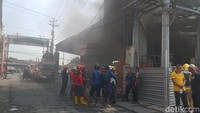 Trans Home di Berbah, Sleman terbakar sejak Kamis (1/10) siang. Hingga Jumat (2/10) pagi, nampak masih ada asap hitam di lokasi kebakaran. Sejumlah titik juga terlihat diberi garis polisi.