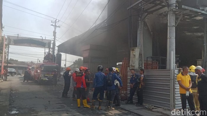Suasana toko bangunan Trans Home di Berbah, Sleman usai terbakar, Jumat (2/10/2026).