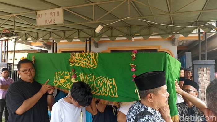 Jarot Setiawan (51), korban KM Virgo Transport 8 terakhir asal Kademangan, Kab Blitar tiba di rumah duka
