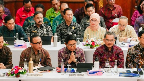 Bupati Adi Arnawa mendampingi Gubernur Wayan Koster saat menerima kunjungan kerja Tim Banggar DPR RI, Jumat (2/10/2026).