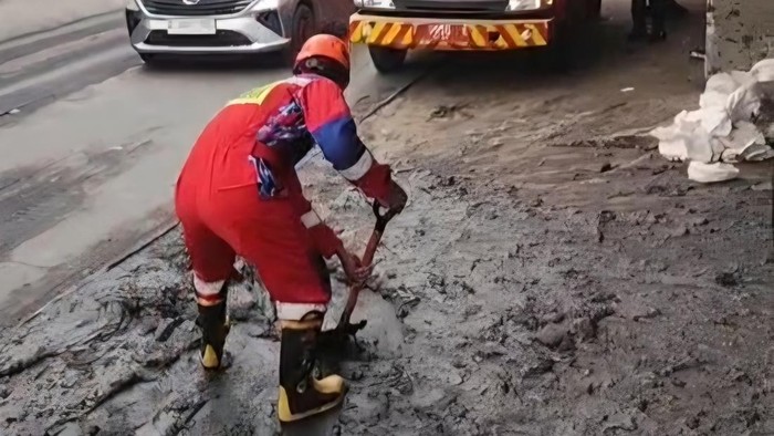Limbah tumpah ke jalan di Cileungsi Bogor. (Dok. Istimewa)