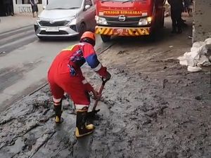 Truk Ngerem Mendadak, Muatan Diduga Limbah B3 Tumpah ke Jalan Cileungsi