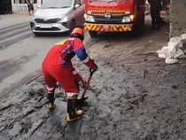 Truk Ngerem Mendadak, Muatan Diduga Limbah B3 Tumpah ke Jalan Cileungsi