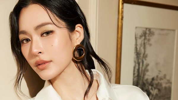 Pesona Lingling Kwong Wanita Tecantik Dunia 2026 di Show Dior, Paris