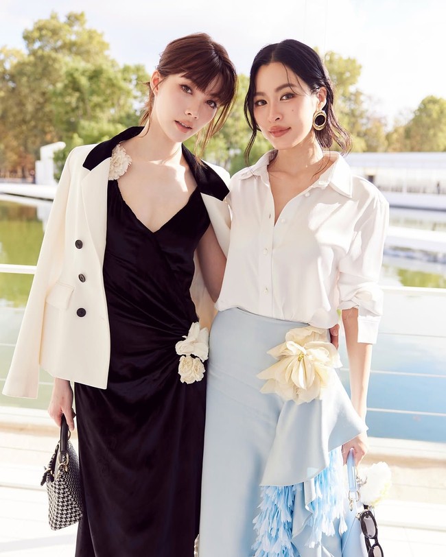 Aktris 31 tahun yang lahir dan besar di Hong Kong, namun mengejar kariernya di Thailand ini menyempurnakan gayanya dengan membawa tas Dior yang warnanya senada dengan roknya. Tas Dior yang dibawa Lingling Kwong merupakan seri The Dior Cigale Bag yang ditampilkan dalam fashion show Dior Cruise 2027 pada Mei 2026. Foto: Dok. Instagram Lingling Kwong, Orm Kornnaphat