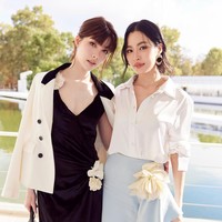 Aktris 31 tahun yang lahir dan besar di Hong Kong, namun mengejar kariernya di Thailand ini menyempurnakan gayanya dengan membawa tas Dior yang warnanya senada dengan roknya. Tas Dior yang dibawa Lingling Kwong merupakan seri The Dior Cigale Bag yang ditampilkan dalam fashion show Dior Cruise 2027 pada Mei 2026. Foto: Dok. Instagram Lingling Kwong, Orm Kornnaphat