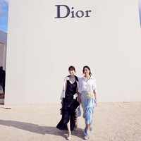 Lingling Kwong hadir bersama dengan rekannya sesama brand ambassador Dior dari Thailand, aktris, model, dan pengusaha mode asal Thailand Kornnaphat Sethratanapong, yang lebih dikenal sebagai Orm Kornnaphat. Foto: Dok. Instagram Lingling Kwong, Orm Kornnaphat