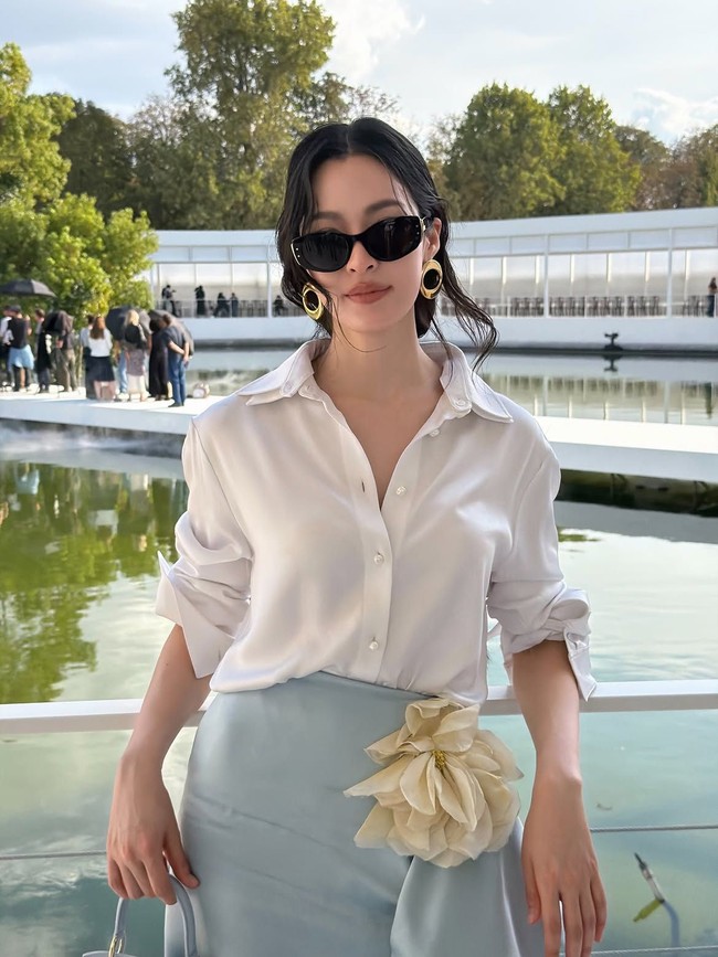 Bintang drama Thailand Lingling Kwong menghadiri show Christian Dior Spring/Summer 2027 yang digelar bersamaan dengan Paris Fashion Week 2026 di Paris, Prancis, Selasa (29/10/2026). Foto: Dok. Instagram Lingling Kwong, Orm Kornnaphat