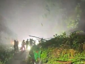 Video: Akses Jalan Padang Panjang-Batusangkar Putus Akibat Longsor